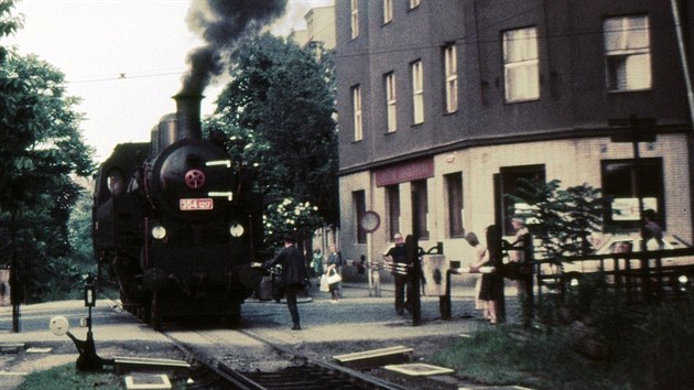 Lokomotiva 354.1217 na přejezdu přes Zenklovu ulici na Palmovce, 13. 6. 1980