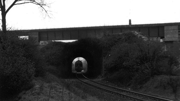 Lokomotiva 464.047 vjíždí krátkým tunelem do ulice Na Žertvách, 10. 4. 1972