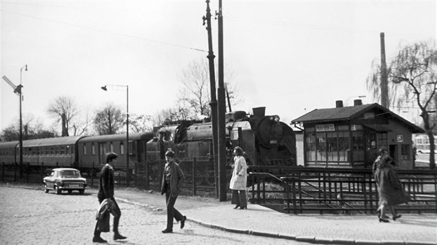 Lokomotiva 464.071 opouští nádraží Praha - Libeň dolní, 10. 4. 1972