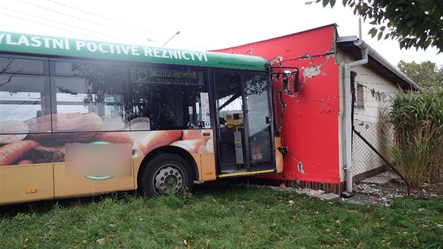 idi trolejbusu narazil do budovy u zastvek na Hlunsk ulici v Opav. Pi nehod byl zrann jeden z dlnk, kter v mst pracoval.