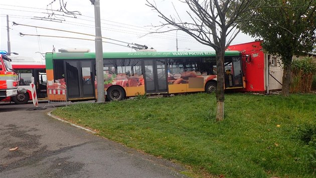 idi trolejbusu narazil do budovy u zastvek na Hlunsk ulici v Opav. Pi nehod byl zrann jeden z dlnk, kter v mst pracoval.