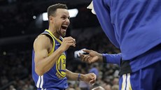 NADENÍ. Stephen Curry z Golden State se raduje po výhe nad San Antoniem.