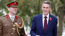 Gavin Williamson (vpravo) pichází do budovy resortu ministerstva obrany...