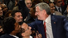 Newyorský starosta Bill de Blasio se zdraví se svými píznivci poté, co obhájil...