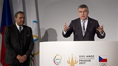 Pedseda Mezinárodního olympijského výboru Thomas Bach (vpravo) vystoupil v...