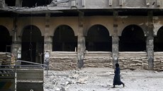 ena prochází po zniené ulici v rebely ovládaném syrském mst Douma (2....