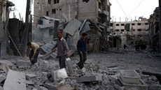 Mui prohledávají trosky po leteckém útoku na rebely ovládané msto Douma, na...