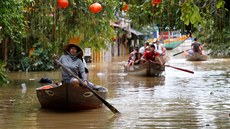 Tajfun Damrey zasáhl východní pobeí centrálního Vietnamu, kde zaplavil msto...