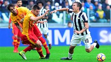 Paulo Dybala z Juventusu (vpravo) a Berat Djimsiti z Beventa v utkání italské...