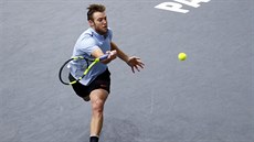 Jack Sock hraje dobíhaný forhend bhem finále turnaje Masters v Paíi