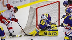 Zlínský branká� Libor Ka�ík (uprost�ed) se sna�í sebrat puk z hole olomouckého...