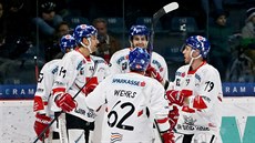 Hokejisté Innsbrucku slaví gól do sít Znojma.