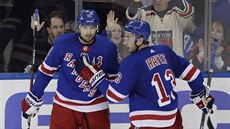 Rick Nash (vlevo) a Kevin Hayes z New York Rangers slaví gól v síti Bostonu.