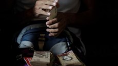 Venezuelu trápí vysoká inflace, hromady bankovek tak ve skute�nosti mají...