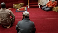Členové muslimské komunity v Budapešti sedící v malé mešitě.