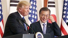 V Jiní Koreji se Donald Trump (vlevo) setkal s prezidentem Mun e-inem. (7....