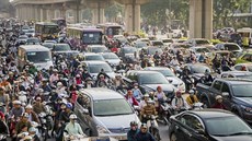 Typický obrázek z vietnamské metropole, která je zahlcená auty a motorkami....