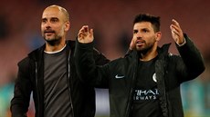 Pep Guardiola a Sergio Agüero po utkání Manchesteru City na h�i�ti Neapole....