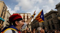 Na barcelonskou demonstraci na podporu obvinného vedení Katalánska pily...