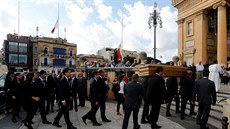 Na Malt pohbili zavradnou novináku Daphne Caruanovou Galiziovou. (3....