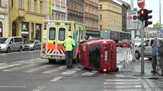 Auto skonilo po nehod na boku. Blokovalo dopravu na Arbesov námstí v Praze