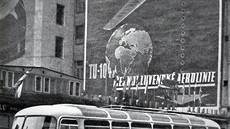 Reklama na nové letadlo �SA v pra�ských ulicích. Poznáte, kde to je? Napi�te...