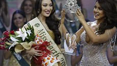 Vítězce Miss Earth 2017, Karen Ibascové, korunku během slavnostního večera v...