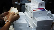 iPhone X peprodej v ulicích Hongkongu