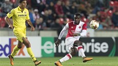 Slávistický záloník Michael Ngadeu (vpravo) bhem utkání proti Villarrealu.