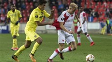 Slávistický záloník Mick van Buren se probíjí obranou Villarrealu.