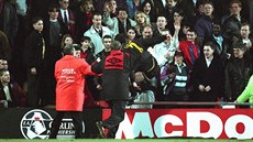 Francouzský útočník Eric Cantona z Manchesteru United po vyloučení neunesl...