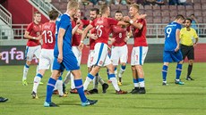 etí fotbalisté se radují z gólu  proti Islandu na turné v Kataru.