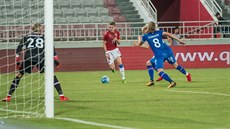 Jakub Jankto útočí do islandské obrany v přípravném utkání v Kataru.