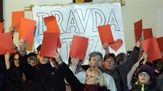 Pi návtv prezidenta Miloe Zemana v Lipníku nad Bevou protestovalo zhruba ticet lidí a z okna nad nimi zaala hrát píse Marty Kubiové (na snímku v nm zvuka Jaroslav Hensl drí ervenou kartu).