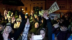 Pi návtv prezidenta Miloe Zemana v Lipníku nad Bevou protestovalo zhruba ticet lidí a z okna nad nimi zaala hrát píse Marty Kubiové (na snímku v nm zvuka Jaroslav Hensl drí ervenou kartu).