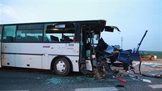 Kamion se st�etl s odbo�ujícím autobusem (8.11.2017)
