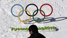 Olympijské kruhy symbolizují hry 2018 v Pchjongchangu.
