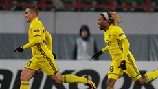 Josip Brezovec a Ziguy Badibanga slaví gól �eriffu Tiraspol v utkání Evropské...