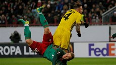 Petru Racu ze eriffu Tiraspol a Dimitrij Barinov z  Lokomotivu Moskva v utkání...