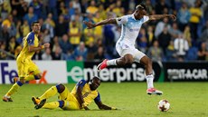 Junior Kabananga z FC Astana proniká obranou Maccabi Tel Aviv v utkání Evropské...