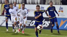 Jan Závi�ka z Jihlavy sprintuje za mí�em v utkání proti Liberci.