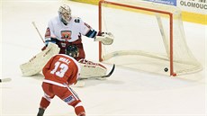 Bruno Mráz z Olomouce pekonává hradeckého brankáe Patrika Rybára.