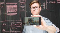Martin Landsberger Pospí�il ukazuje na mobilu hru nazvanou Furniture Catcher...
