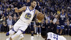 Stephen Curry z Golden State útoí, jeho spoluhrá Draymond Green sleduje akci...