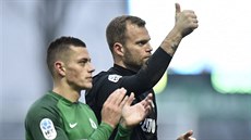 Branká� Roman Vale� (vpravo) a Tomá� Hole� z Jablonce se radují z výhry.