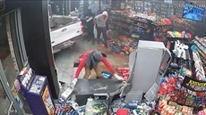 Zlodji najeli autem do obchodu a ukradli bankomat
