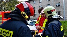 Hasiči museli při požáru bytu v Ostravě-Hulvákách evakuovat deset lidí i dva...