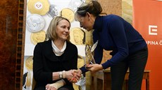 Pražská primátorka Adriana Krnáčová předává Cenu Michala Velíška učitelce...