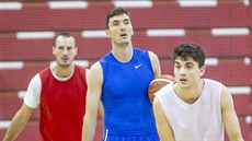 Jií Welsch (v modrém) na tréninku basketbalových Pardubic. V bílém Michal...