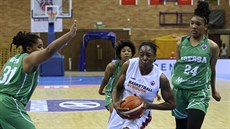 Nymburská basketbalistka Krystal Vaughnová (v bílém) se ítí ke koi...